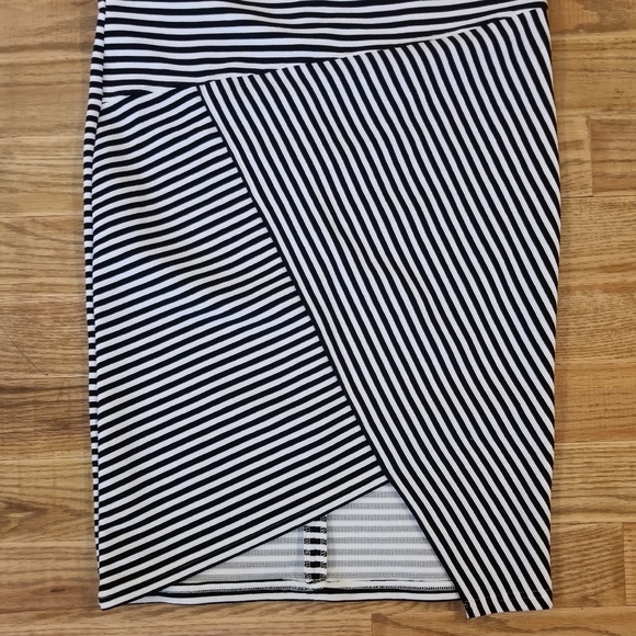 Forever 21 Plus Origami Hem Striped skirt - Picture 2 of 8